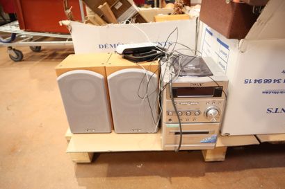 Large pallet including hi-fi system, sheets,...