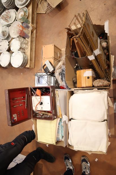 Large pallet including hi-fi system, sheets,...