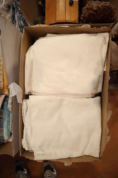 Large pallet including hi-fi system, sheets,...