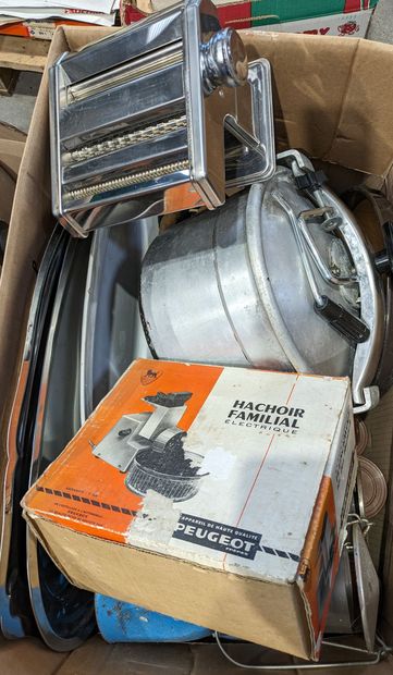 PALETTE OF KITCHEN DISHES: saucepans, casseroles,...