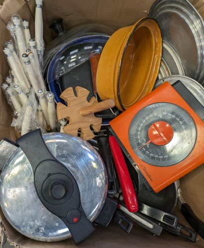 PALETTE OF KITCHEN DISHES: saucepans, casseroles,...