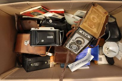 Lot including:
- old kodak, brownie flash...