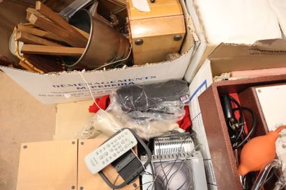 Large pallet including hi-fi system, sheets,...
