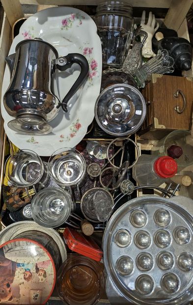 PALETTE OF KITCHEN DISHES: saucepans, casseroles,...