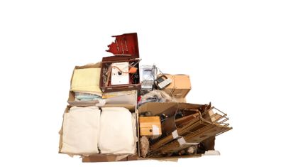 Large pallet including hi-fi system, sheets,...
