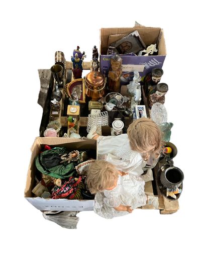 PALETTE of trinkets, dolls, wooden sculptures,...