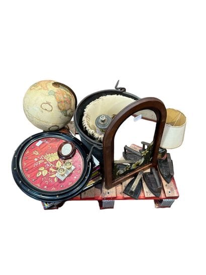 PALETTE trinkets, lamps, vintage globe, Art...