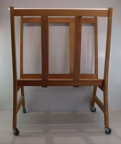 Print stand in light wood 
Dimensions: 85...