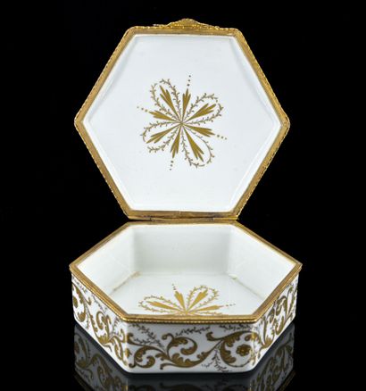 Porcelain box in a case 

Please ask for...