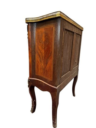 Marquetry chest of drawers with curved front...