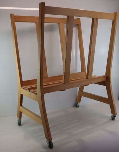 Print stand in light wood 
Dimensions: 85...