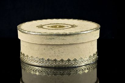 Papier-mâché cake box 

Please ask for condition...