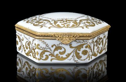 Porcelain box in a case 

Please ask for...