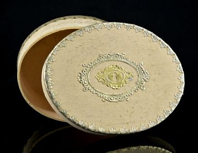 Papier-mâché cake box 

Please ask for condition...