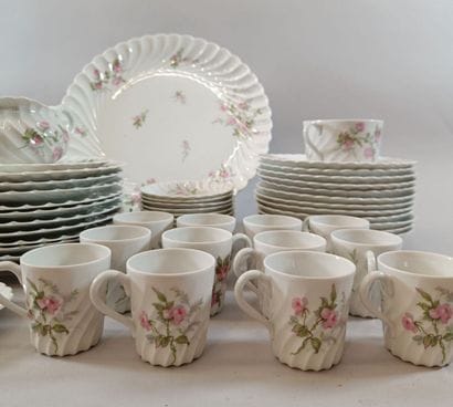 HAVILAND. Porcelain dinner service with floral...
