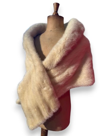 Wide white fur scarf
L. 170 cm

(stain on...