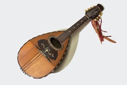 Mandolin, mother-of-pearl inlays
XIX/XXth...