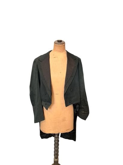 Tailcoat with wide lapels, two buttons
Height:...