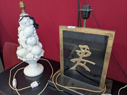 Set of lamps including
 - 1 lamp with a lampshade
-...