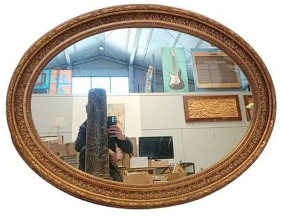 Large oval mirror in wood and gilded stucco
117...