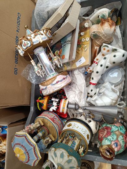 Lot consisting of a large assortment of small...