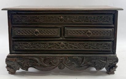 Small chest of drawers with four drawers...