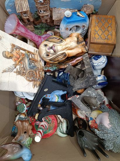 Lot consisting of a large assortment of small...