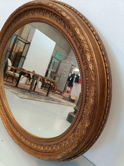 Large oval mirror in wood and gilded stucco
117...