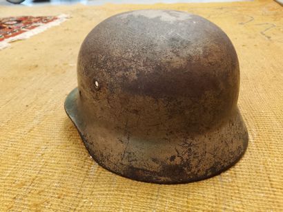 MILITARIA
Set of two helmets:
- one German...