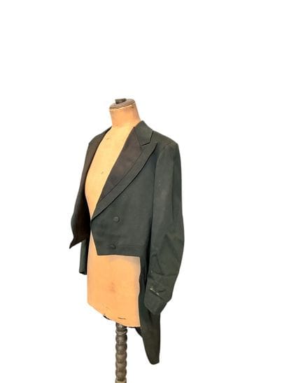 Tailcoat with wide lapels, two buttons
Height:...