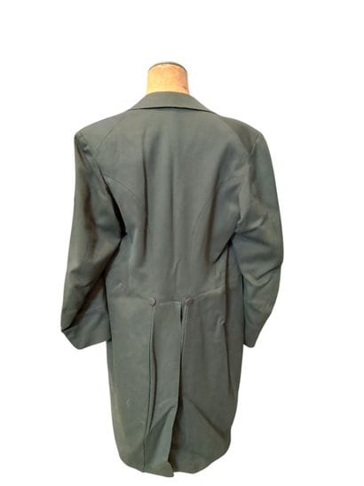 Tailcoat with wide lapels, two buttons
Height:...