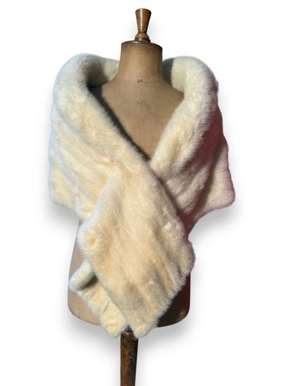 Wide white fur scarf
L. 170 cm

(stain on...