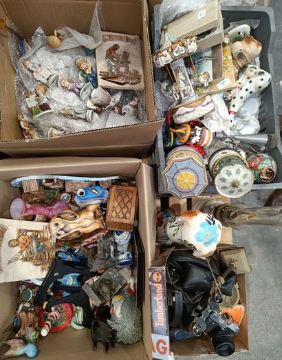 Lot consisting of a large assortment of small...