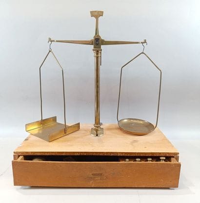 Bronze scale with weights 
Capacity: 1000...