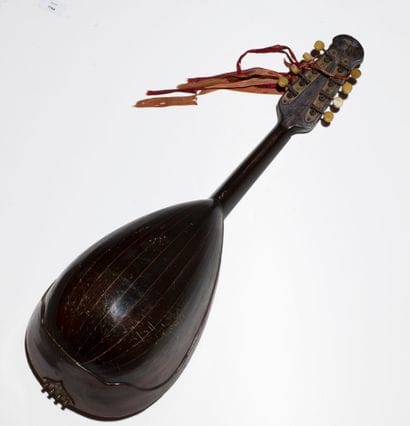 Mandolin, mother-of-pearl inlays
XIX/XXth...