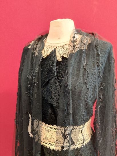 Long-sleeved evening gown, 1930s
Silk lining
Height:...