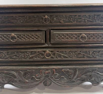 Small chest of drawers with four drawers...
