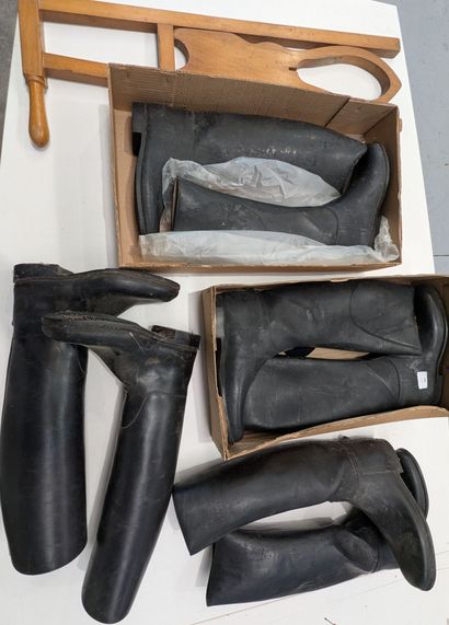 Set of boots with a boot jack

Please request...