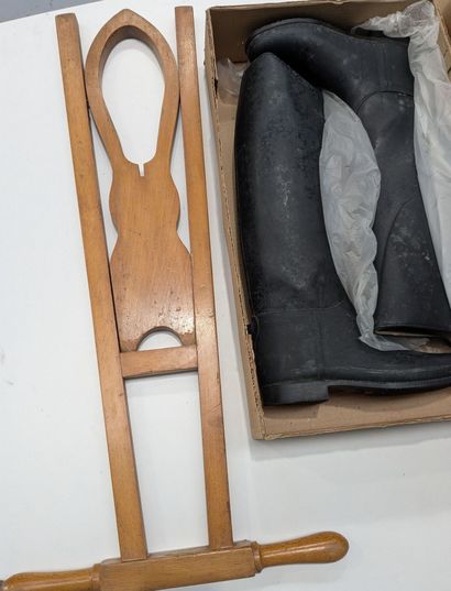 Set of boots with a boot jack

Please request...