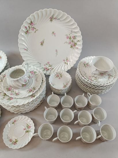 HAVILAND. Porcelain dinner service with floral...