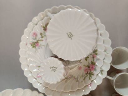 HAVILAND. Porcelain dinner service with floral...