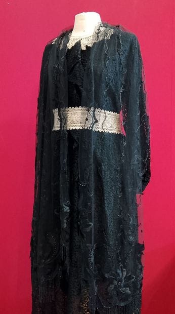 Long-sleeved evening gown, 1930s
Silk lining
Height:...