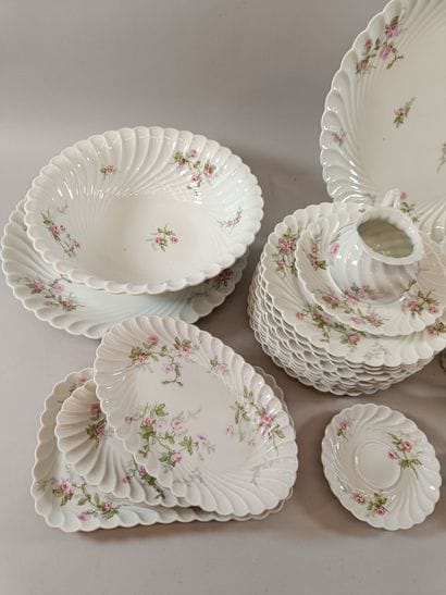HAVILAND. Porcelain dinner service with floral...