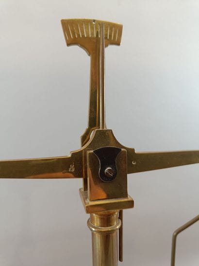 Bronze scale with weights 
Capacity: 1000...