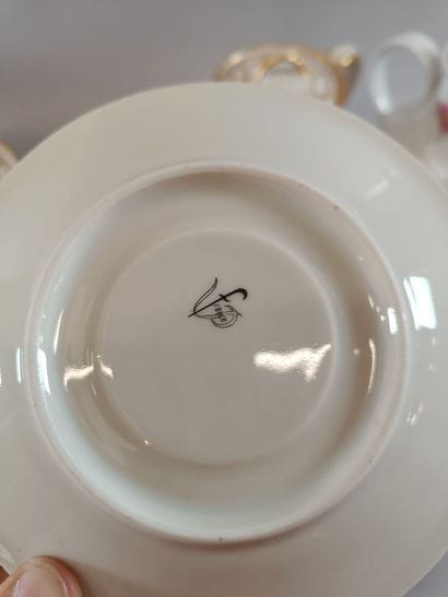 A 3-piece porcelain tea service set, comprising...
