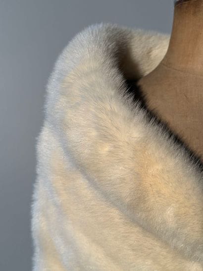 Wide white fur scarf
L. 170 cm

(stain on...