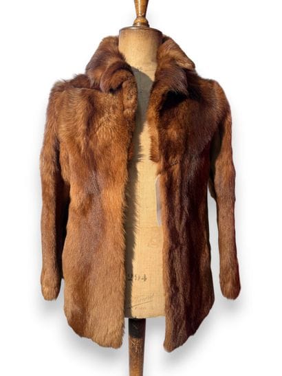 Long-sleeved fur jacket
Height: 80 cm
(tears...