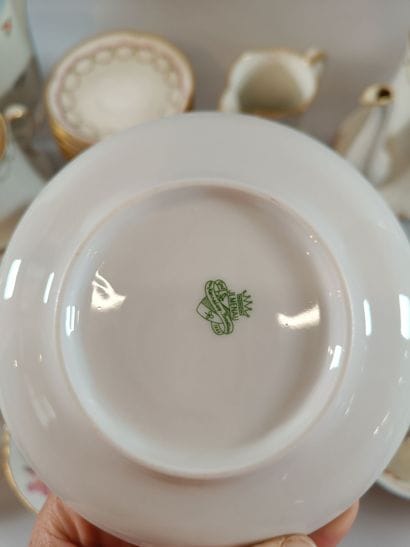 A 3-piece porcelain tea service set, comprising...