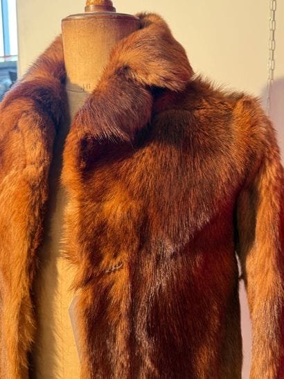 Long-sleeved fur jacket
Height: 80 cm
(tears...