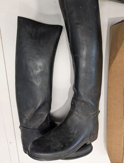 Set of boots with a boot jack

Please request...